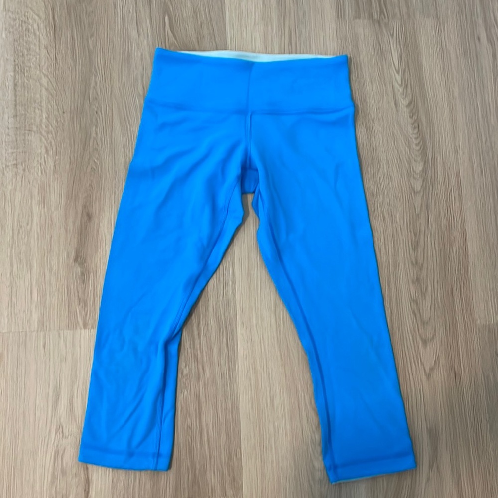 Lululemon Wunder Under, Size 4, GUC, loose thread on inside pocket (see pic)